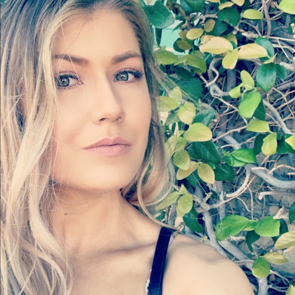 Meet your Posher, Kat - Picture 3 of 4